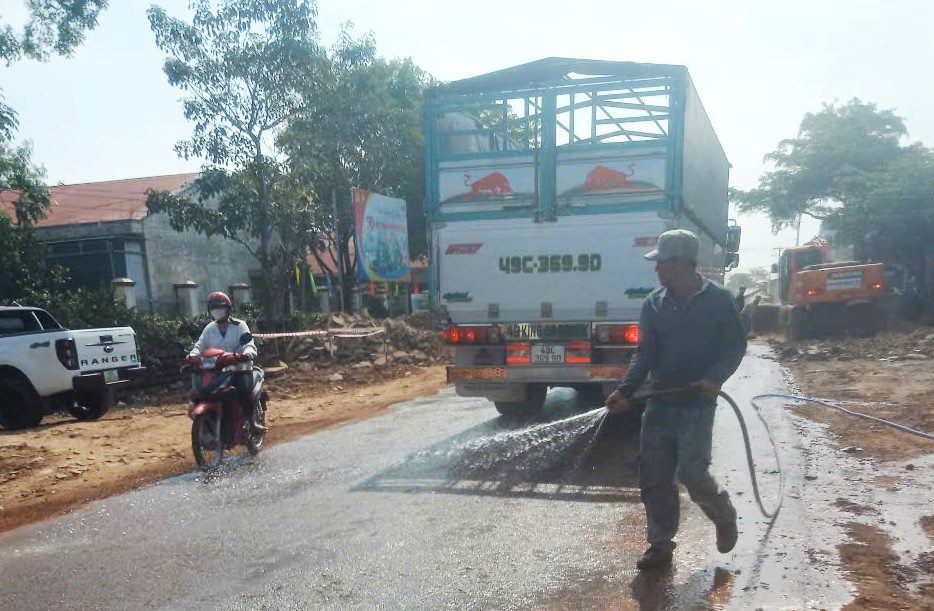 The contractor has watered the road surface under construction. Photo: Lam Hong
