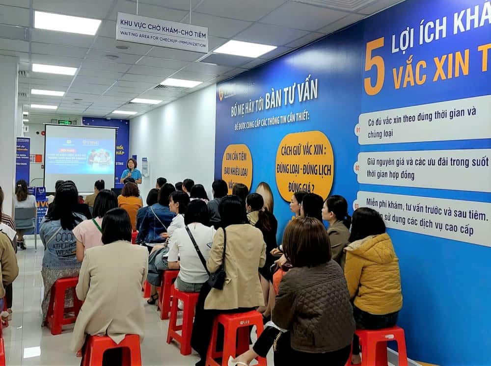 Female workers at the knowledge consultation on health care and vaccination. Photo: Thanh Tuan