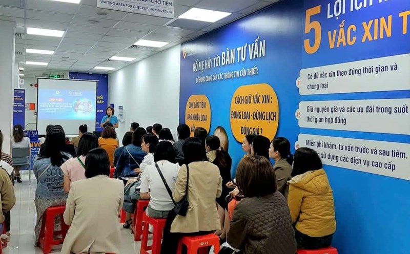Female workers at the knowledge consultation on health care and vaccination. Photo: Thanh Tuan