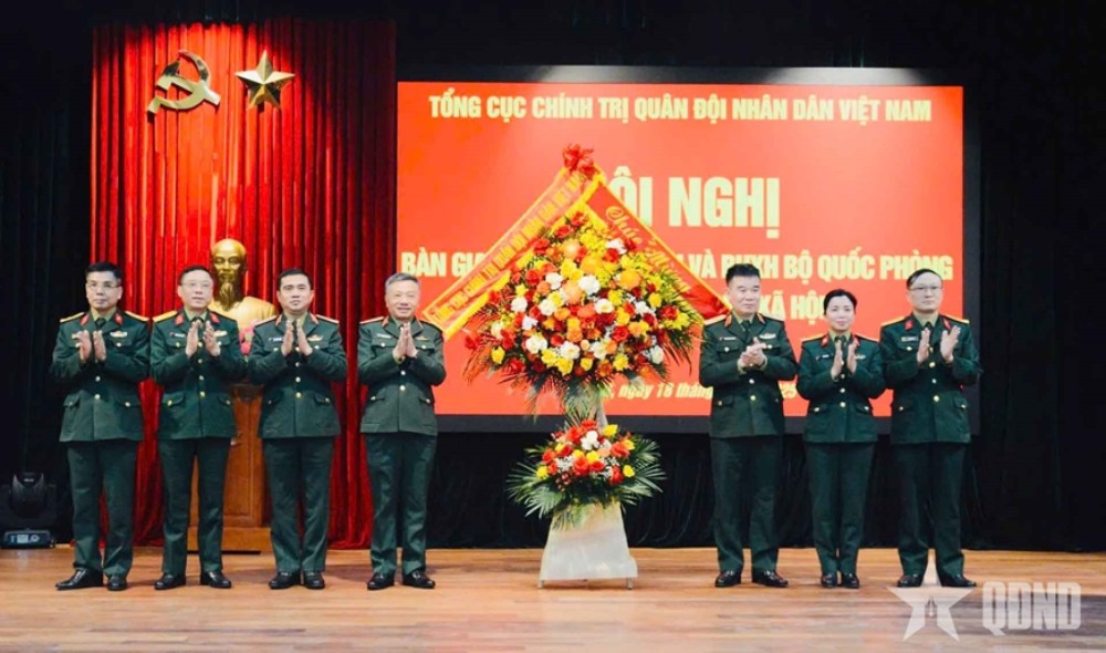 Senior Lieutenant General Le Quang Minh - Deputy Director of the General Department of Politics of the Vietnam People's Army presented flowers to congratulate the leaders and commanders of the Department of Politics and Social Affairs. Photo: Kim Anh/qdnd.vn