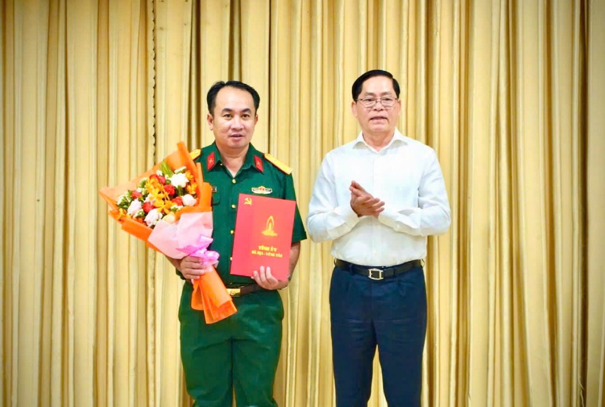 Lanh dao tinh Ba Ria - Vung Tau trao quyet dinh Pho Bi thu Dang uy Quan su tinh cho Trung ta Ngo Khanh. Anh: Quan khu 7 