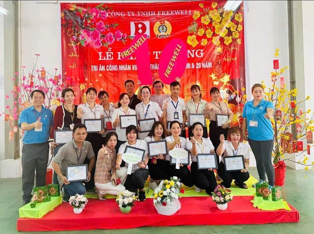 Freewell Co., Ltd. presented gold to 917 employees with 10 or 20 years of seniority. Photo: Provided by the Trade Union