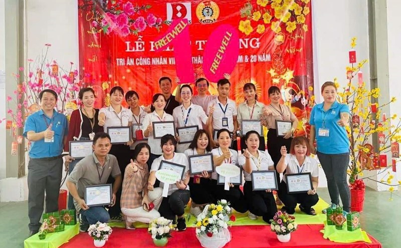 Freewell Co., Ltd. presented gold to 917 employees with 10 or 20 years of seniority. Photo: Provided by the Trade Union