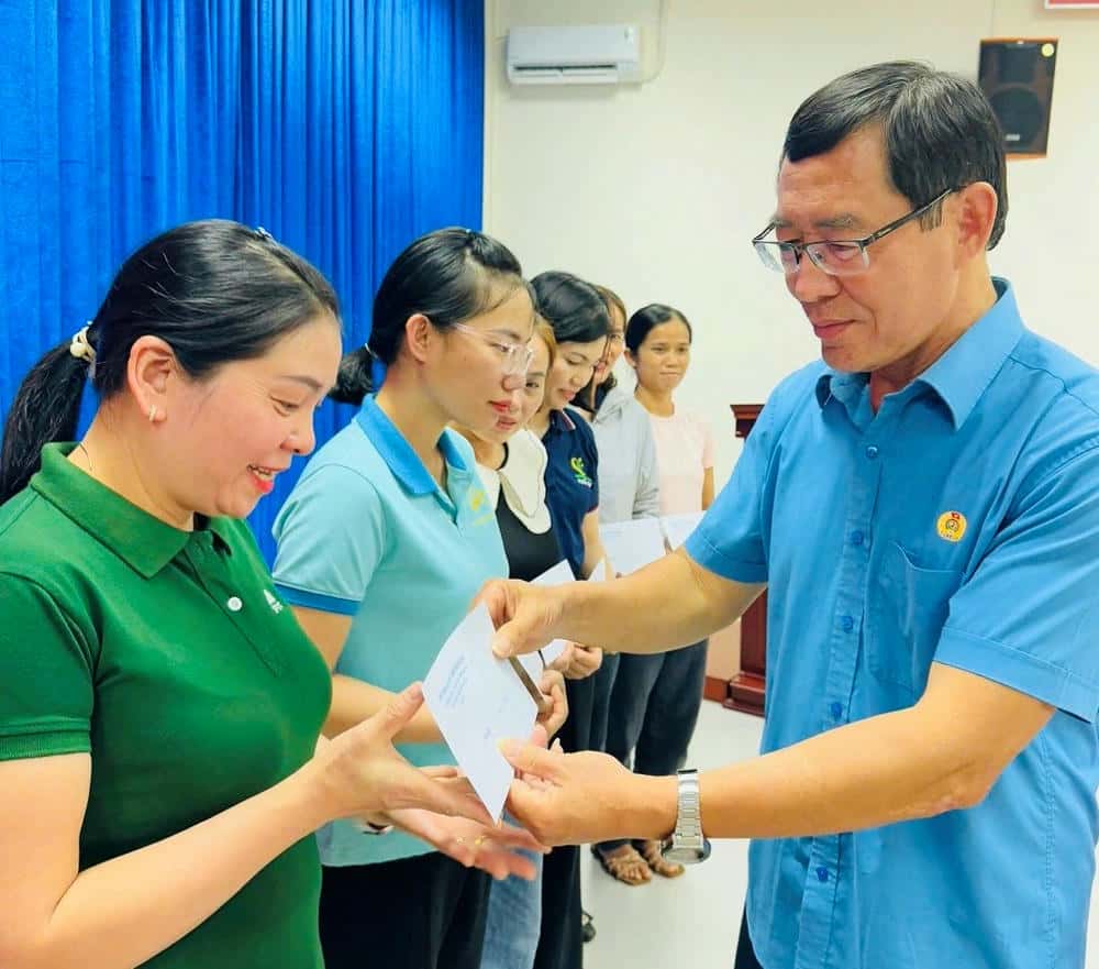 Pleiku Trade Union presents gifts to female workers in difficult circumstances. Photo: Thanh Tuan