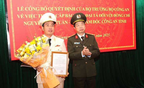 Authorized by the Minister of Public Security, Colonel Nguyen Quang Vinh - Director of Bac Giang Provincial Police presented the decision to promote the rank of Colonel to comrade Nguyen The Tuan. Photo: Bac Giang Provincial Police