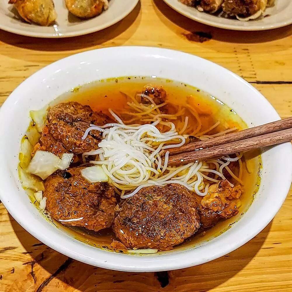 Bun Cha Ta dac biet noi tieng voi khach nuoc ngoai. Anh: Michelin Guide