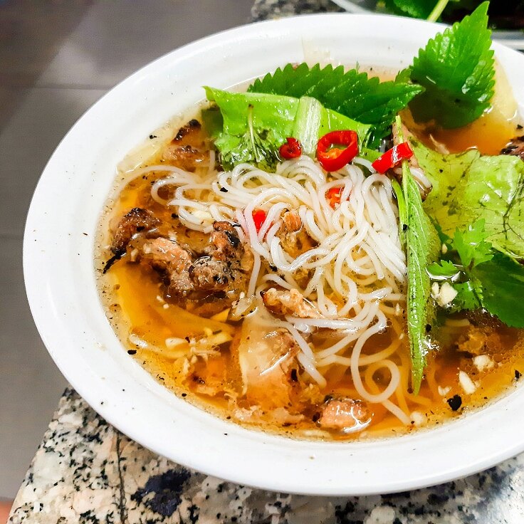 Bun Cha Ta dac biet noi tieng voi khach nuoc ngoai. Anh: 