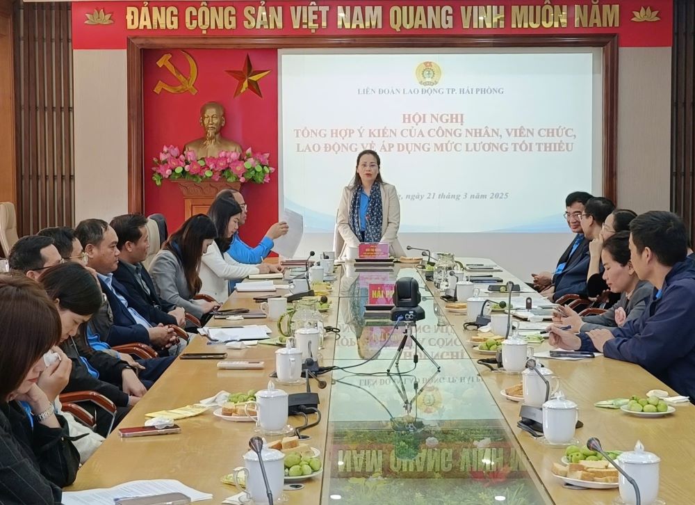 The Hai Phong City Labor Federation solicits opinions on increasing the minimum wage. Photo: Mai Dung
