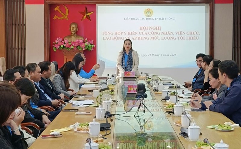 The Hai Phong City Labor Federation solicits opinions on increasing the minimum wage. Photo: Mai Dung
