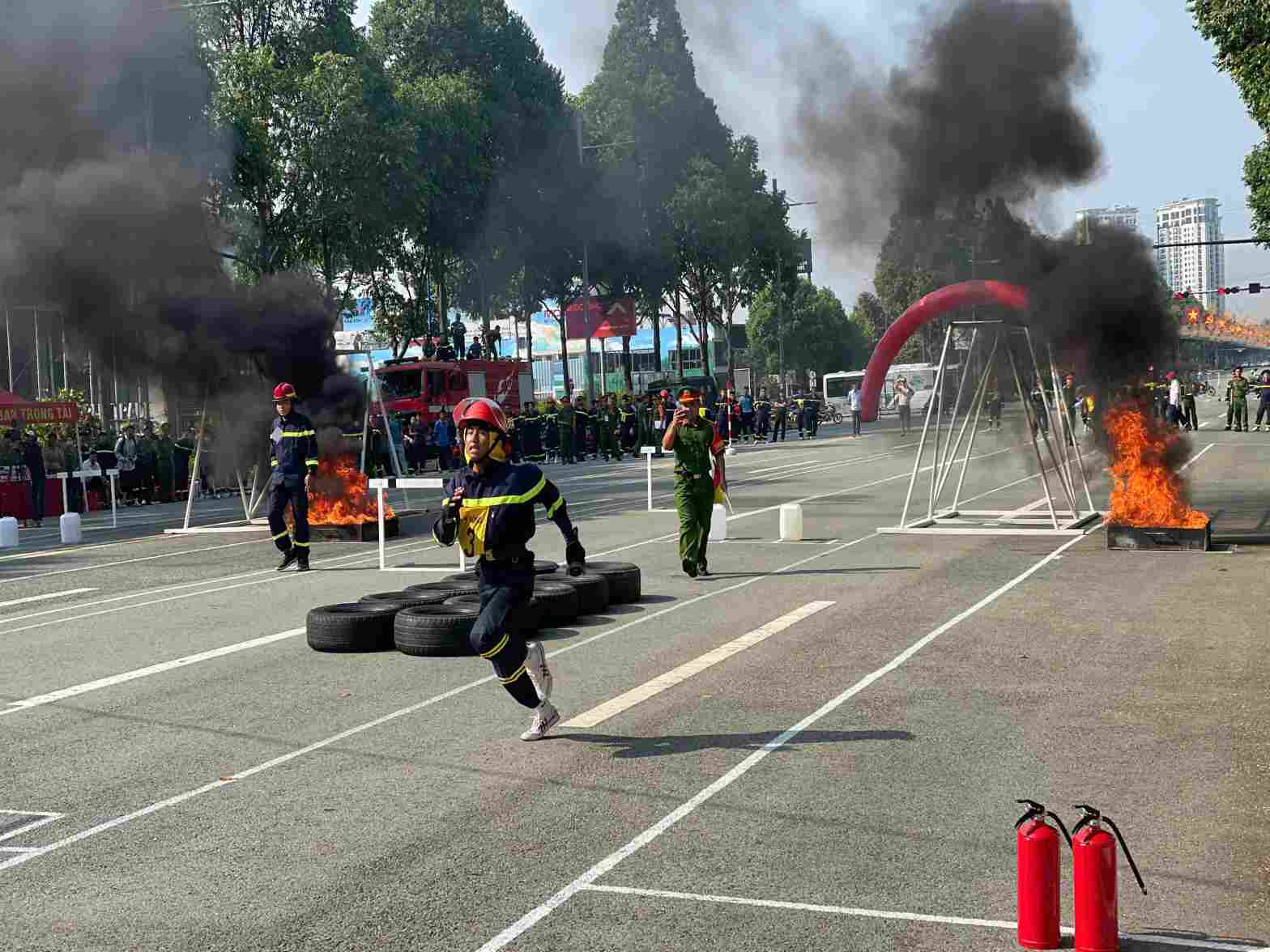 Police compete in the fire fighting and rescue competition. Photo: Duong Binh