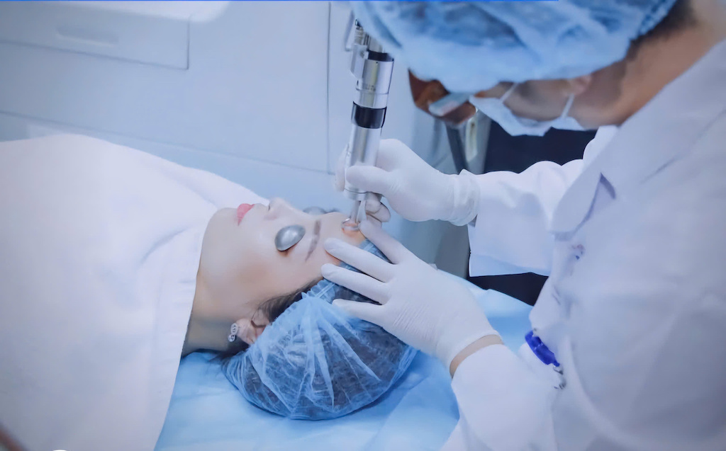 The doctor is usinglasers to treat skin diseases for patients. Photo: BVCC