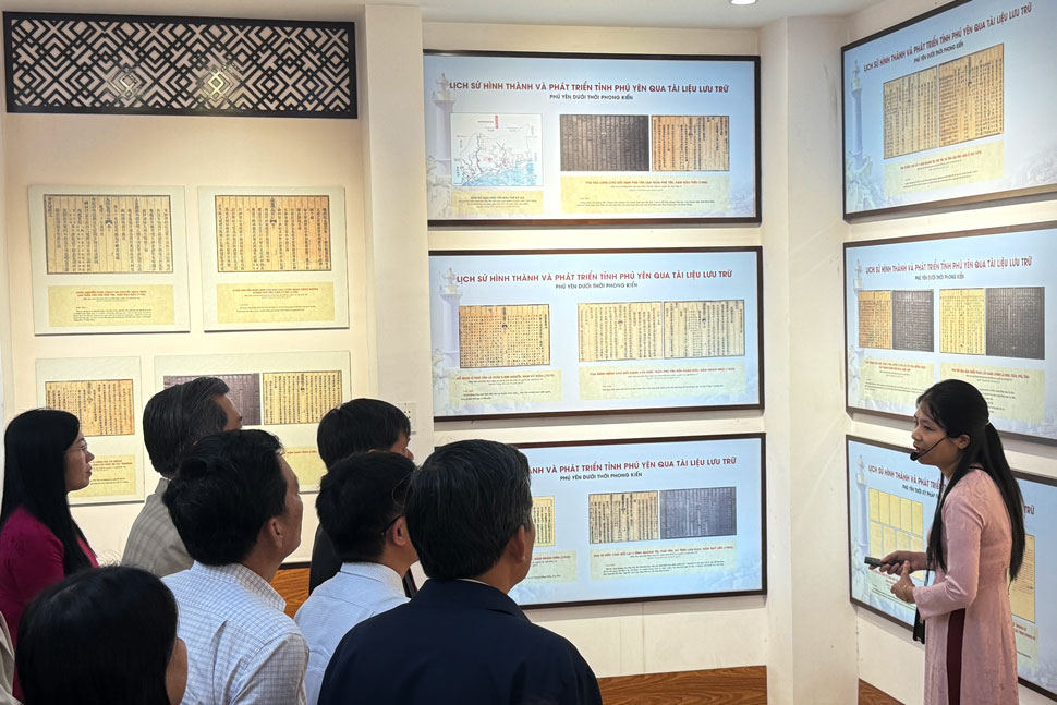 Cán bộ, nhân dân tham quan Triển lãm tài liệu lưu trữ với chủ đề "Lịch sử hình thành và phát triển tỉnh Phú Yên qua tài liệu lưu trữ". Ảnh: Tường An