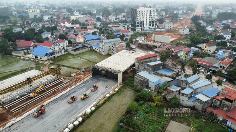 Cầu vượt QL3 đang tiến hành lắp đặt dầm. Ảnh: Lam Thanh