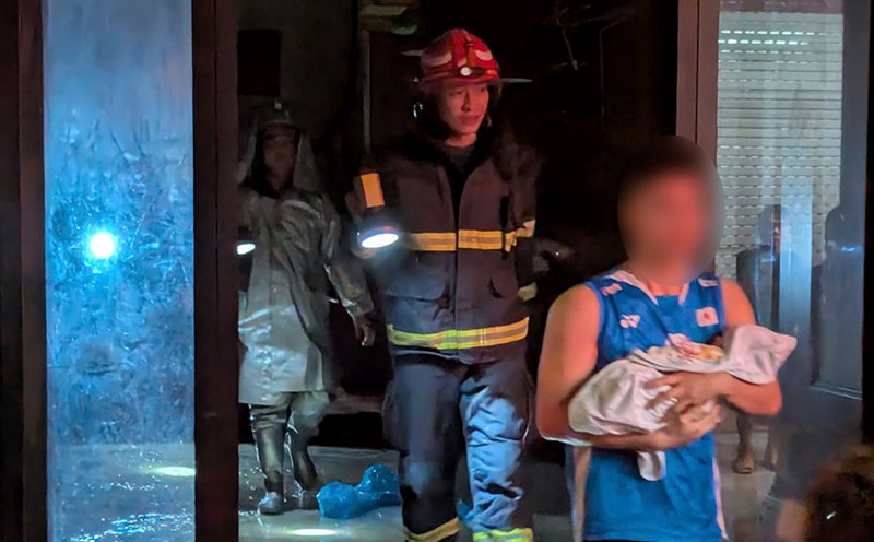 The authorities guided the people in the house to escape safely. Photo: Hanoi Police