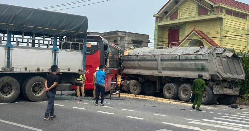 The accident between a passenger bus, a tractor-trailer and a truck injured 8 people. Photo: Phuong Sen