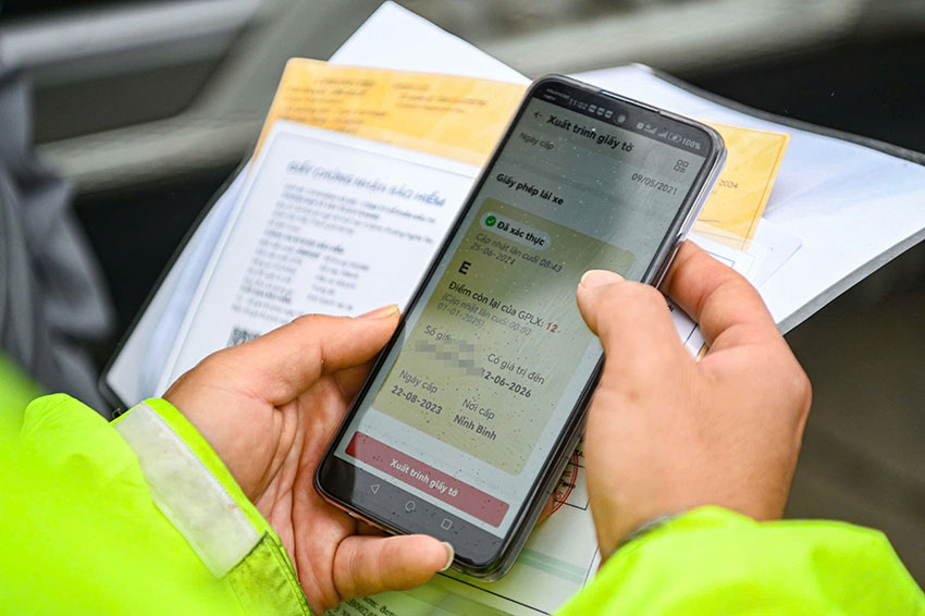 Người dân có thể xuất trình giấy phép lái xe trên VNeID. Ảnh: H.Quang