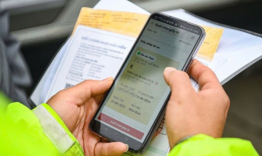 Người dân có thể xuất trình giấy phép lái xe trên VNeID. Ảnh: H.Quang