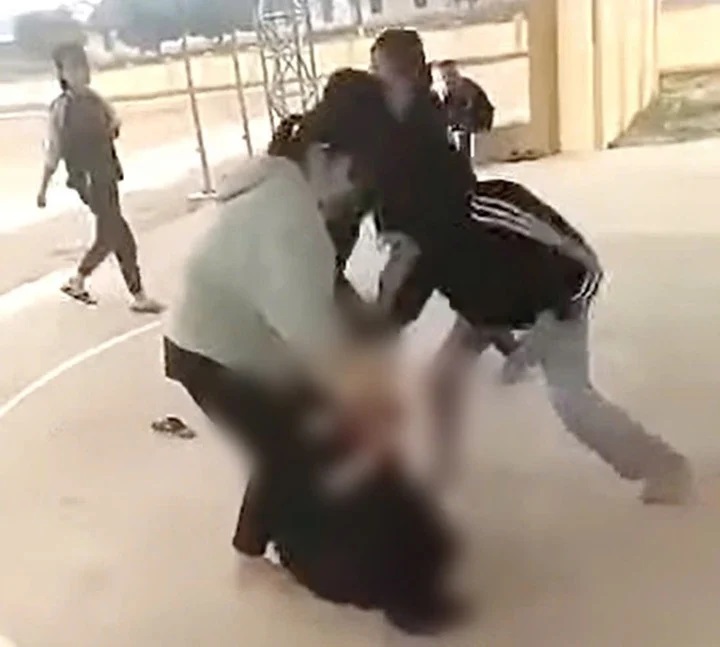 Nghe An female student was beaten by a group of friends. Photo cut from clip