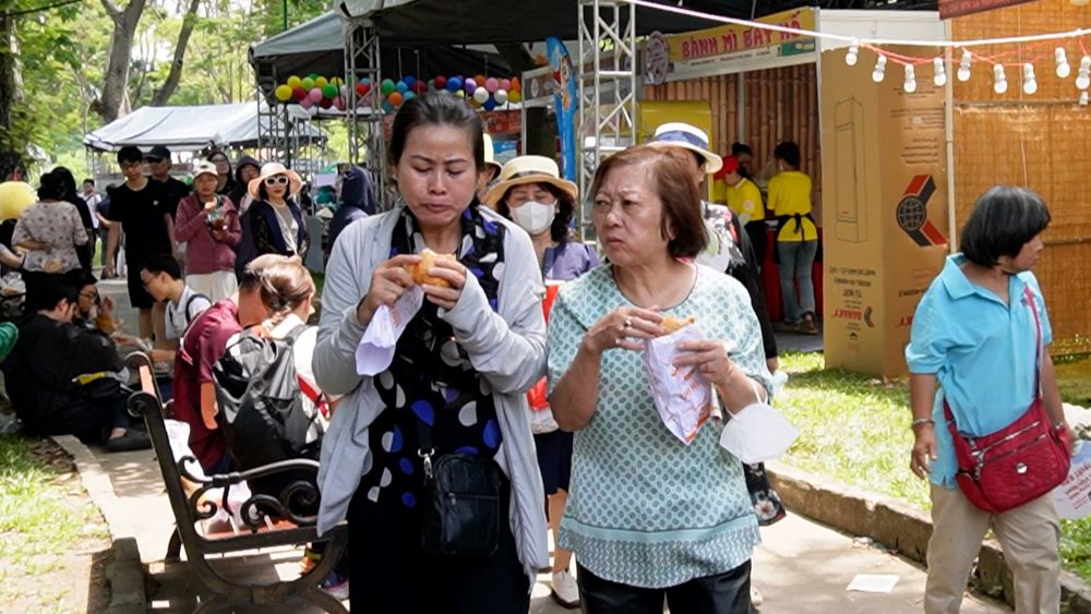 Many people and tourists flock to the Vietnam Bread Festival