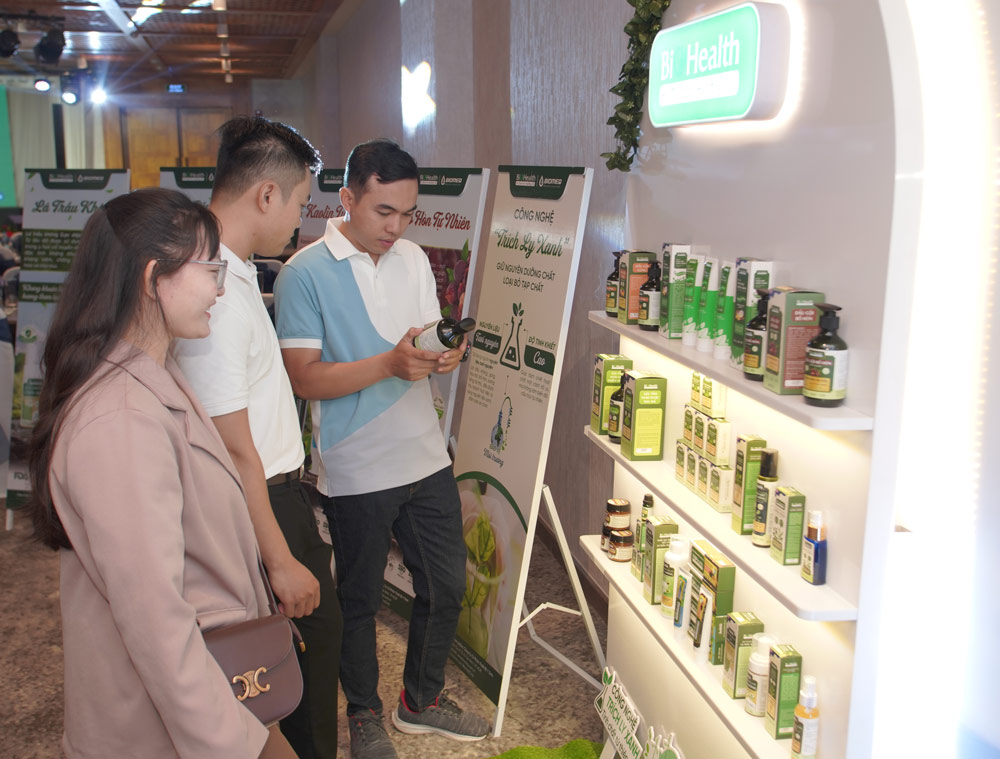 Customers experience bioHealth's natural organic medicine personal care products. Photo: Provided by the enterprise