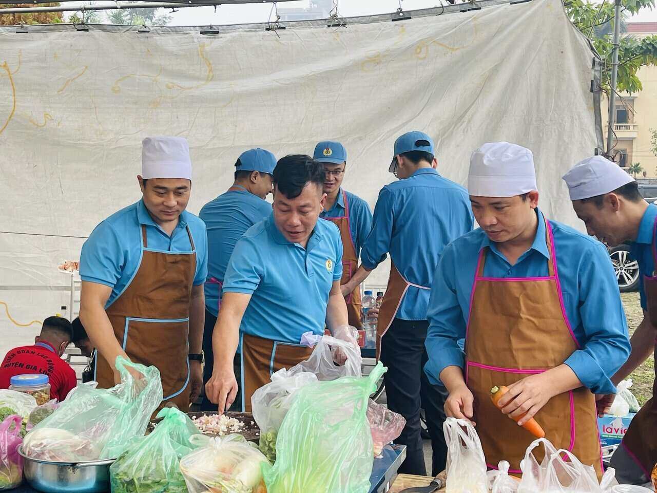 Hai Duong Trade Union organizes a cooking competition for male union members. Photo: Mai Huong