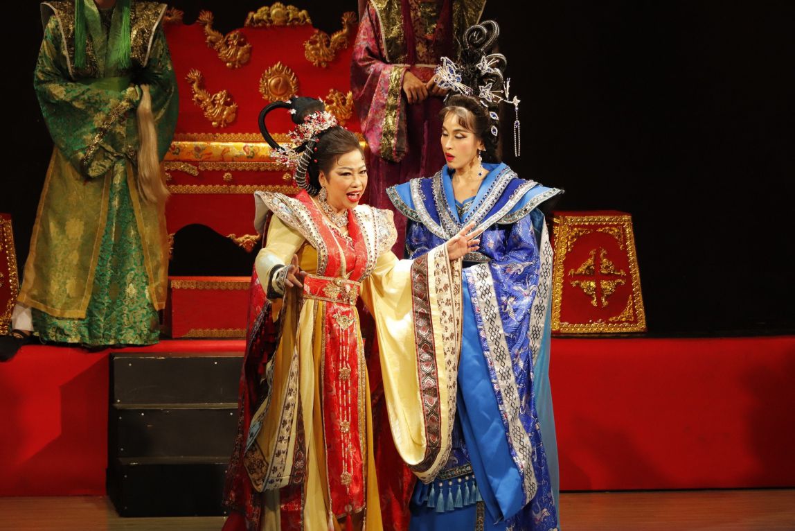 Artist Phi Phung transforms on the stage. Photo: Provided by the artist