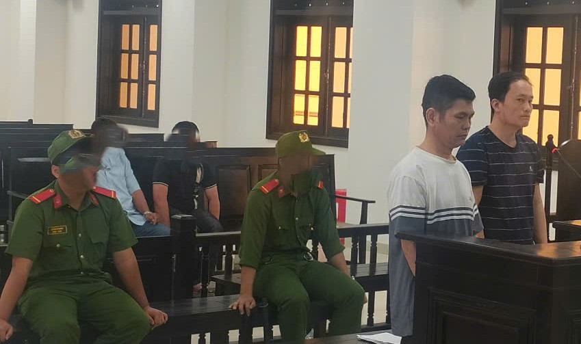 Hai bị  cáo mỗi người bị tuyên án 10 năm tù vì sản xuất, tiêu thụ thuốc bảo vệ thực vật giả. Ảnh: Nhật Hồ