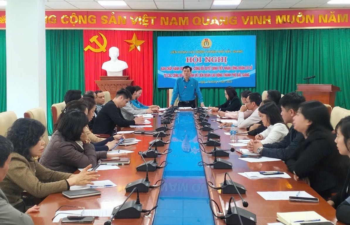 The conference announced the decision to receive grassroots trade unions to the Bac Giang City Labor Federation from industry unions. Photo: Bac Giang City Labor Federation