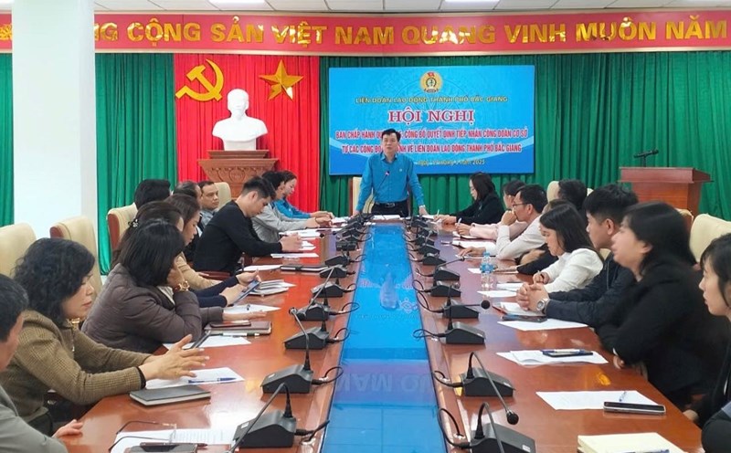 The conference announced the decision to receive grassroots trade unions to the Bac Giang City Labor Federation from industry unions. Photo: Bac Giang City Labor Federation