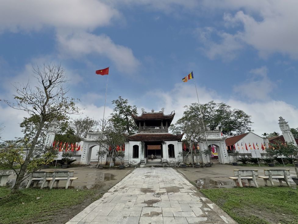 Tam Quan of Dau Pagoda.