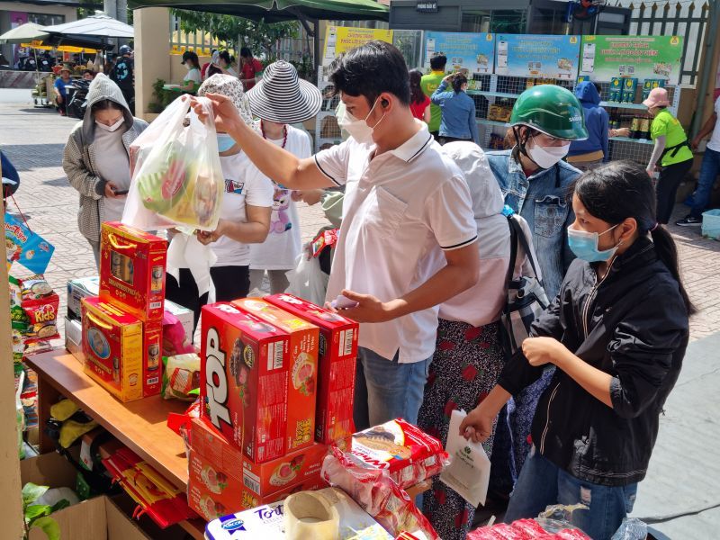 The trade union takes care of workers and laborers by selling goods at a discount compared to the market. Photo: Nam Duong
