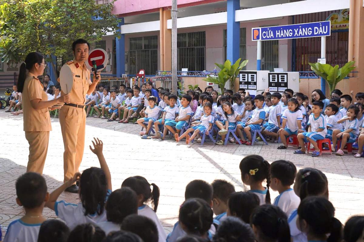 Distribution some simple traffic signs to children. Photo: Xuan Truong