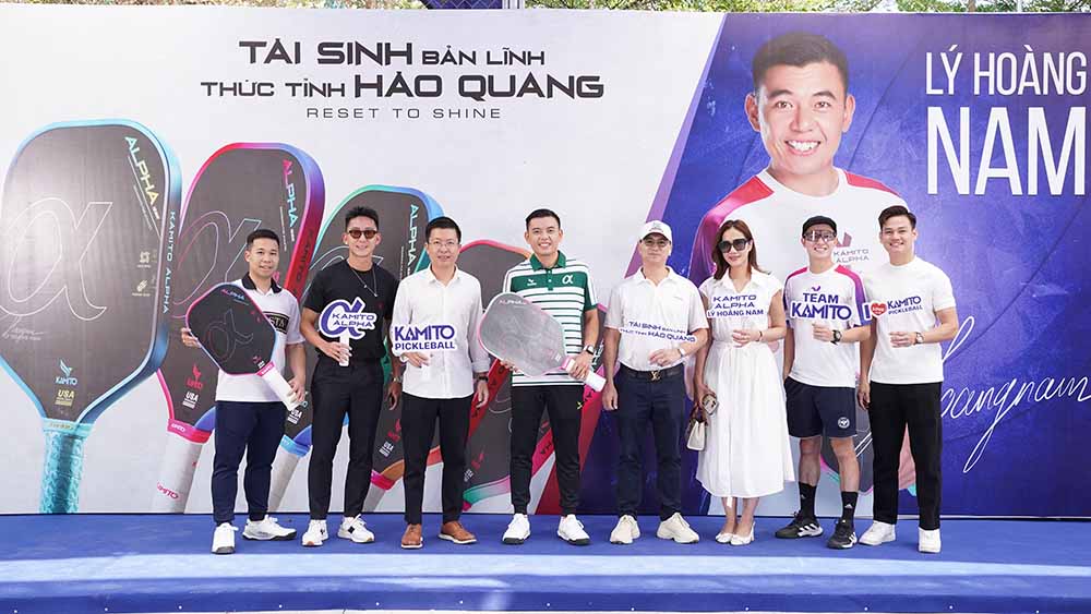 Players Ho Tan Tai (far right) and Nghiem Xuan Tu (second from left) also attended the event with Ly Hoang Nam. Photo: Chi Chi