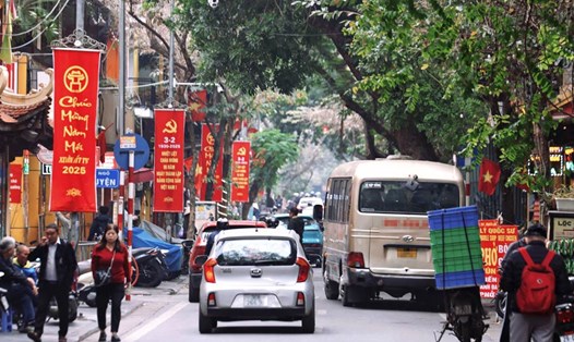 Quận Hoàn Kiếm (Hà Nội) kiến nghị bổ sung biển hạn chế tốc độ tối đa trong khu phố cổ xuống mức 30km/h. Ảnh: Việt Anh