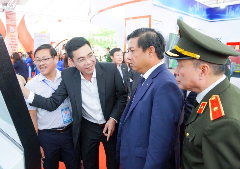 Mr. Luong Nguyen Minh Triet - Secretary of the Quang Nam Provincial Party Committee (2nd, from right) visited the exhibition. Photo: Truong An