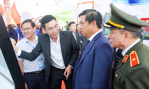 Ông Lương Nguyễn Minh Triết - Bí thư Tỉnh ủy Quảng Nam (thứ 2, từ phải sang) tham quan triển lãm. Ảnh: Trường An