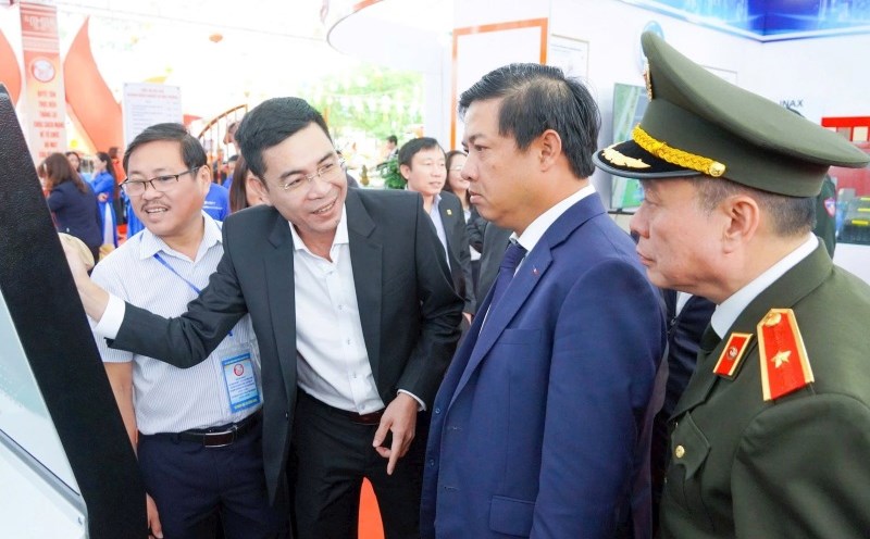 Mr. Luong Nguyen Minh Triet - Secretary of the Quang Nam Provincial Party Committee (2nd, from right) visited the exhibition. Photo: Truong An