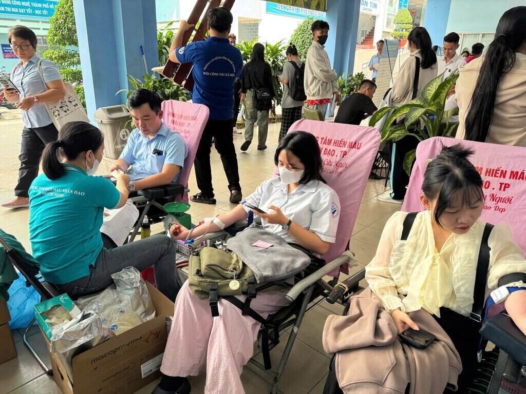 Vietnamese textile and garment workers and students participate in the 2025 Voluntary Blood Donation Festival. Photo: Trade Union