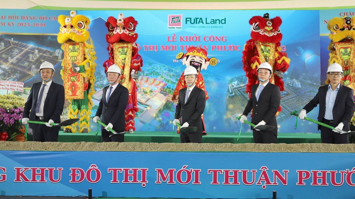 Delegates performed the groundbreaking ceremony of the Thuan Phuoc - Da Nang New Urban Area Project to celebrate the 50th anniversary of the liberation. Photo: Trinh Dinh