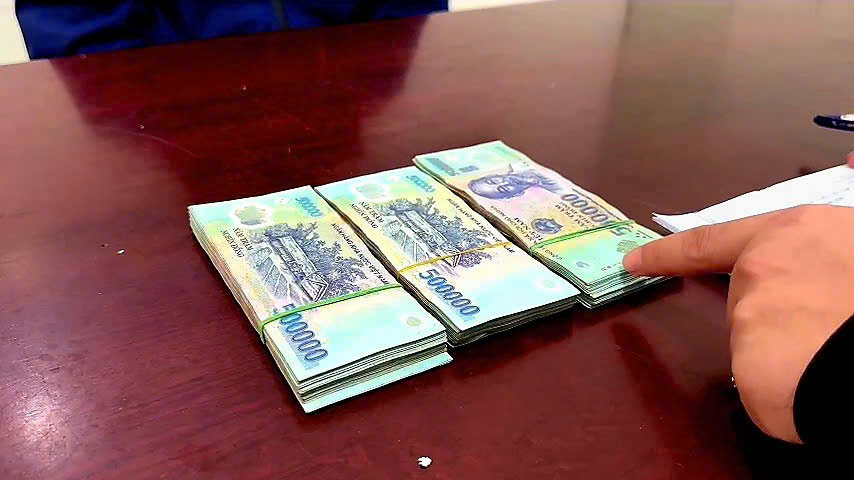 Số tiền đối tượng Nguyễn Văn Trung trộm cắp bị lực lượng chức năng thu giữ, trả lại cho bị hại. Ảnh: Công an cung cấp