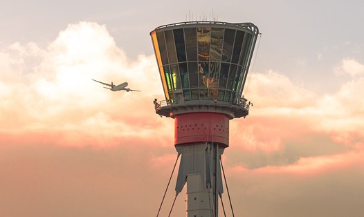 Trạm kiểm soát không lưu tại sân bay Heathrow. Sân bay tuyên bố đóng cửa đến 23h59 ngày 21.3 (giờ địa phương) vì mất điện sau khi hỏa hoạn xảy ra tại một trạm biến áp gần đó. Ảnh: Heathrow Airport