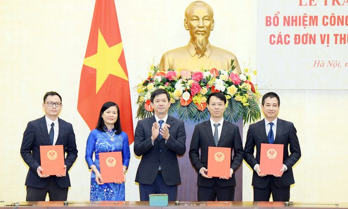 Secretary General of the National Assembly, Head of the National Assembly Office Le Quang Tung presented the Decision to appoint the leader of the Department of Digital Transformation. Photo: Lam Hien