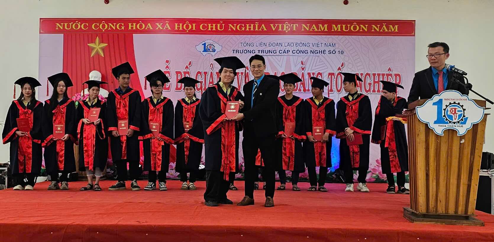 Party delegation member, Vice President of the Hue City Labor Federation Tran Ngoc Duong presented graduation certificates to graduates who have completed the course. Photo: Phuc Dat.