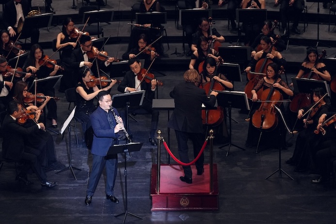 Nghe si Hoang Ngoc Anh Quan bieu dien cung dan nhac.