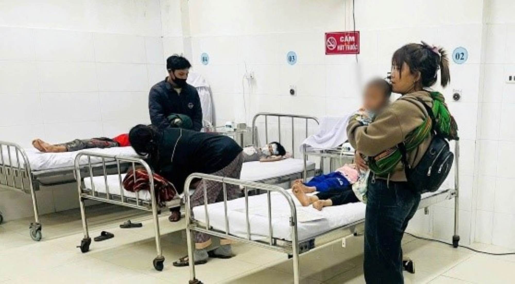 La erupcion en las montañas de Quang Nam y Da Nang aumento anormalmente, muchos niños sufrieron complicaciones graves. Foto: Huy Phuong