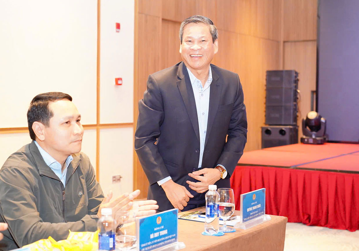 Vice President of the Vietnam General Confederation of Labor Huynh Thanh Xuan attended the workshop. Photo: Binh Dinh Economic Zone Trade Union.