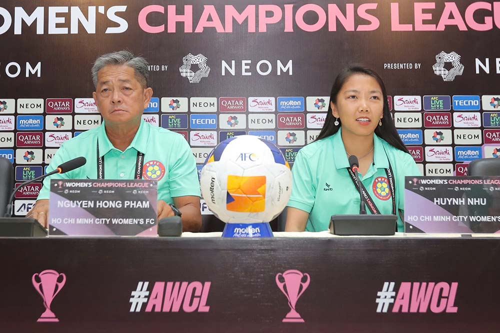 Coaches Nguyen Hong Pham and Huynh Nhu (HCMC Women's Club) attend a press conference before the quarter-finals of the 2024-2025 AFC Champions League for women. Photo: Quoc An