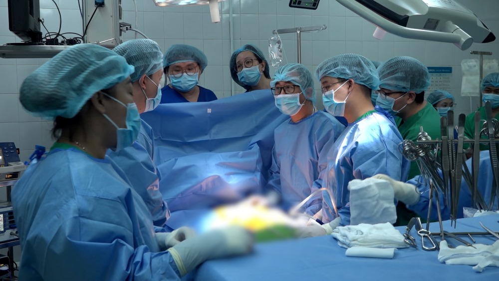 A 44-year-old man (Dak Lak province) suffered brain death due to a work accident, was approved by his family to donate organs and save 7 others.