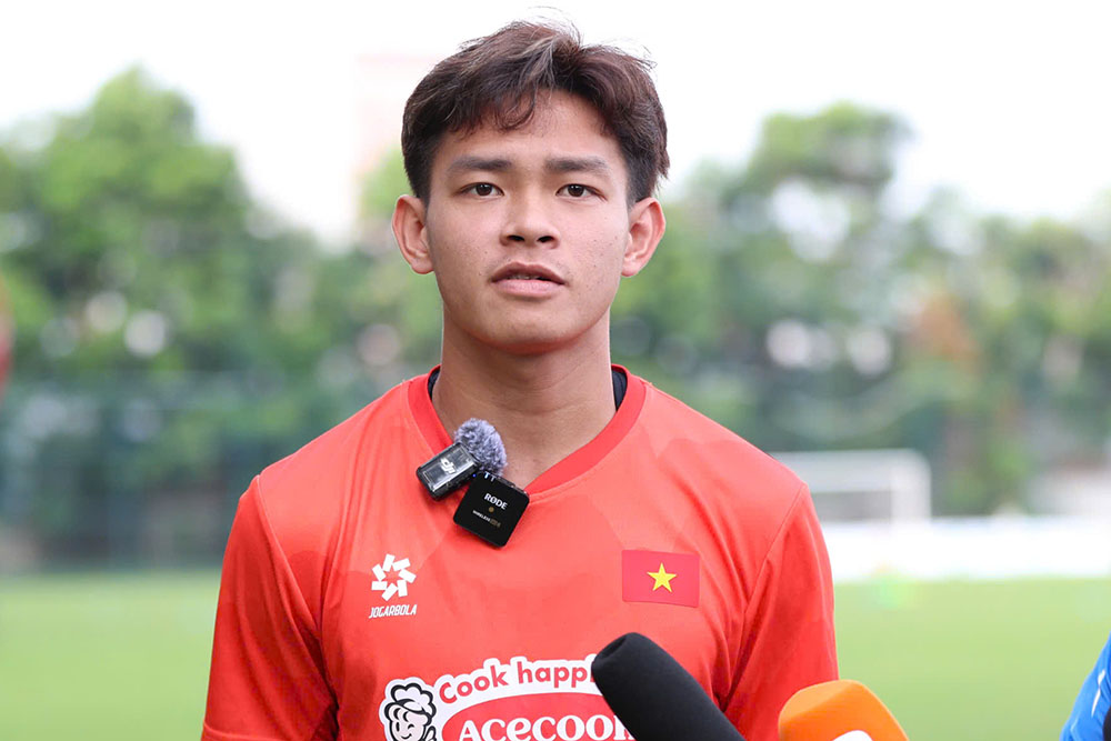Striker Bui Vi Hao answered an interview during the afternoon session of March 21 of the Vietnam team. Photo: Thanh Vu