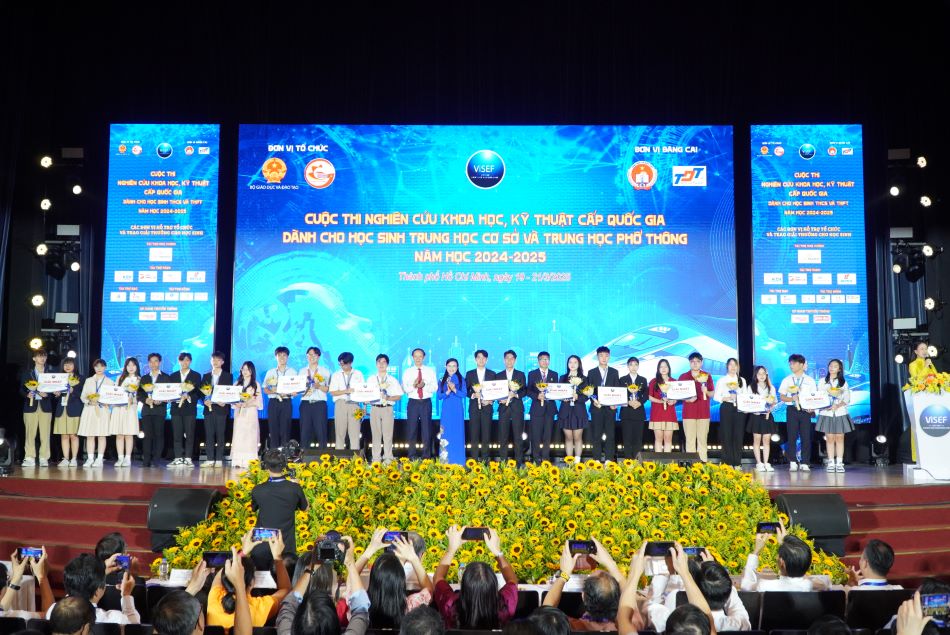 Deputy Minister of Education and Training Pham Ngoc Thuong presented the first prizes to the winning projects at the national science and technology research competition. Photo: Thuc Tram